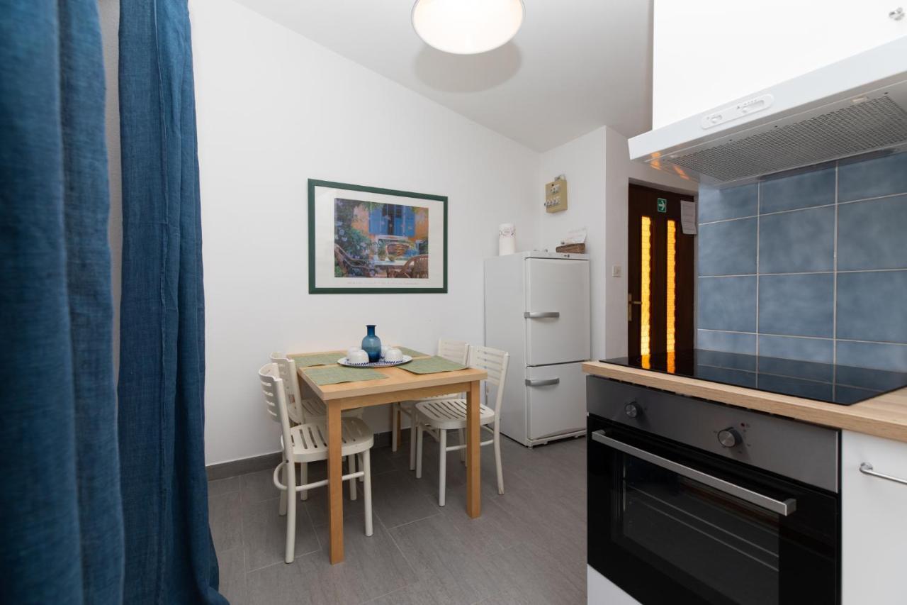 Apartments Apartmani Pintar Мимице Екстериор снимка